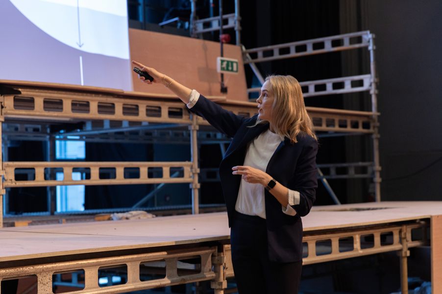 en person som står på en balkong