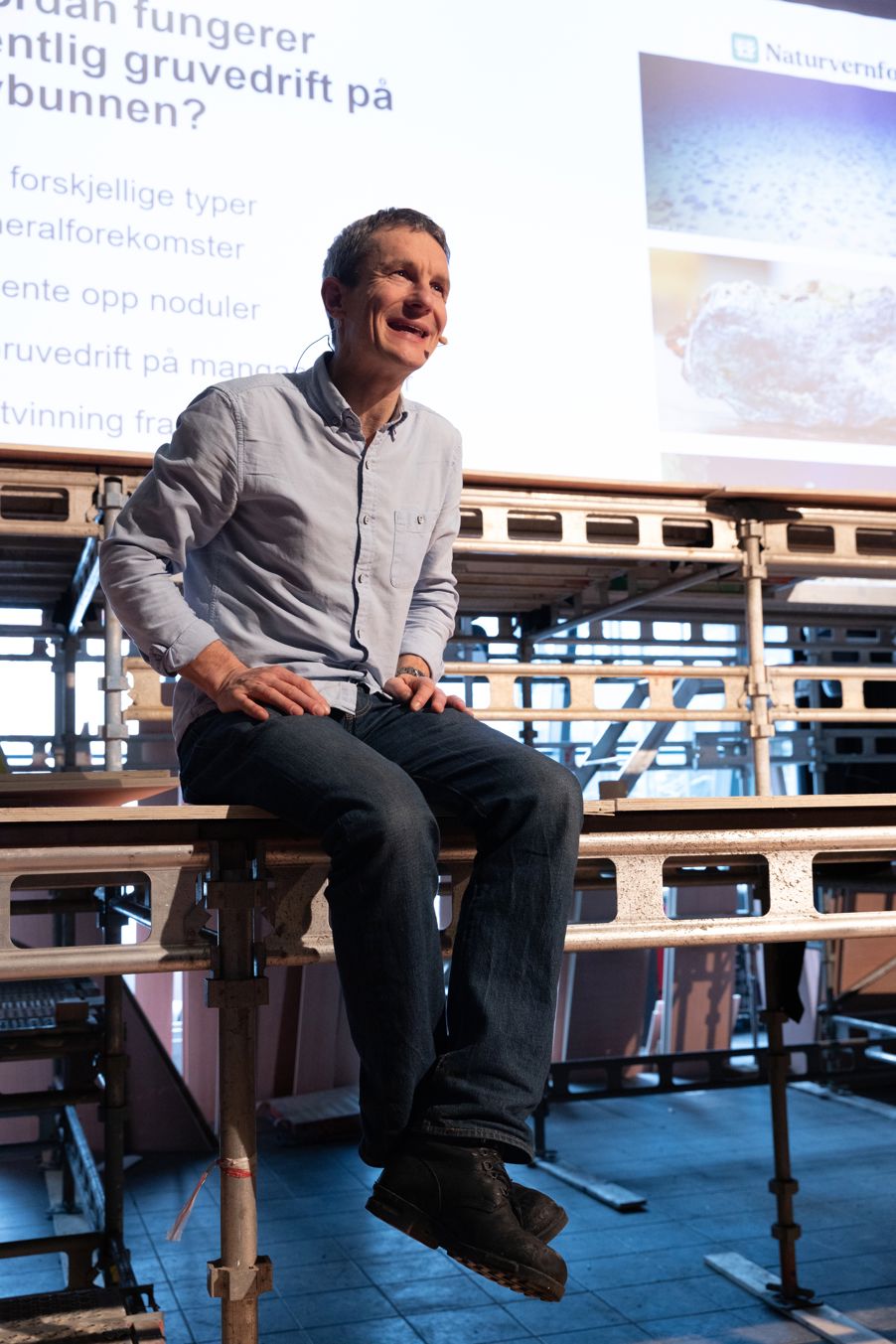 en person som sitter på en stol