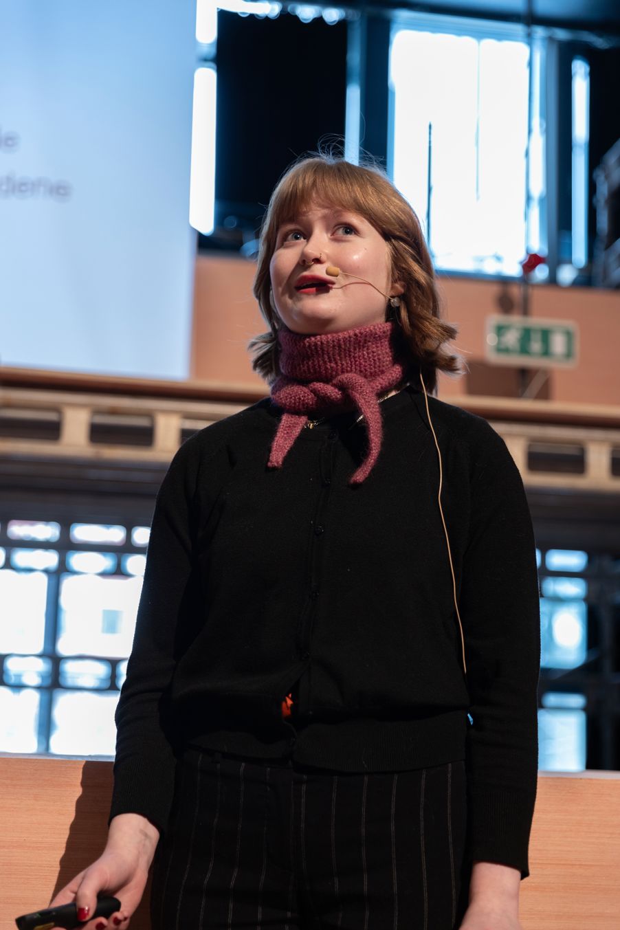 en person med mikrofon i munnen