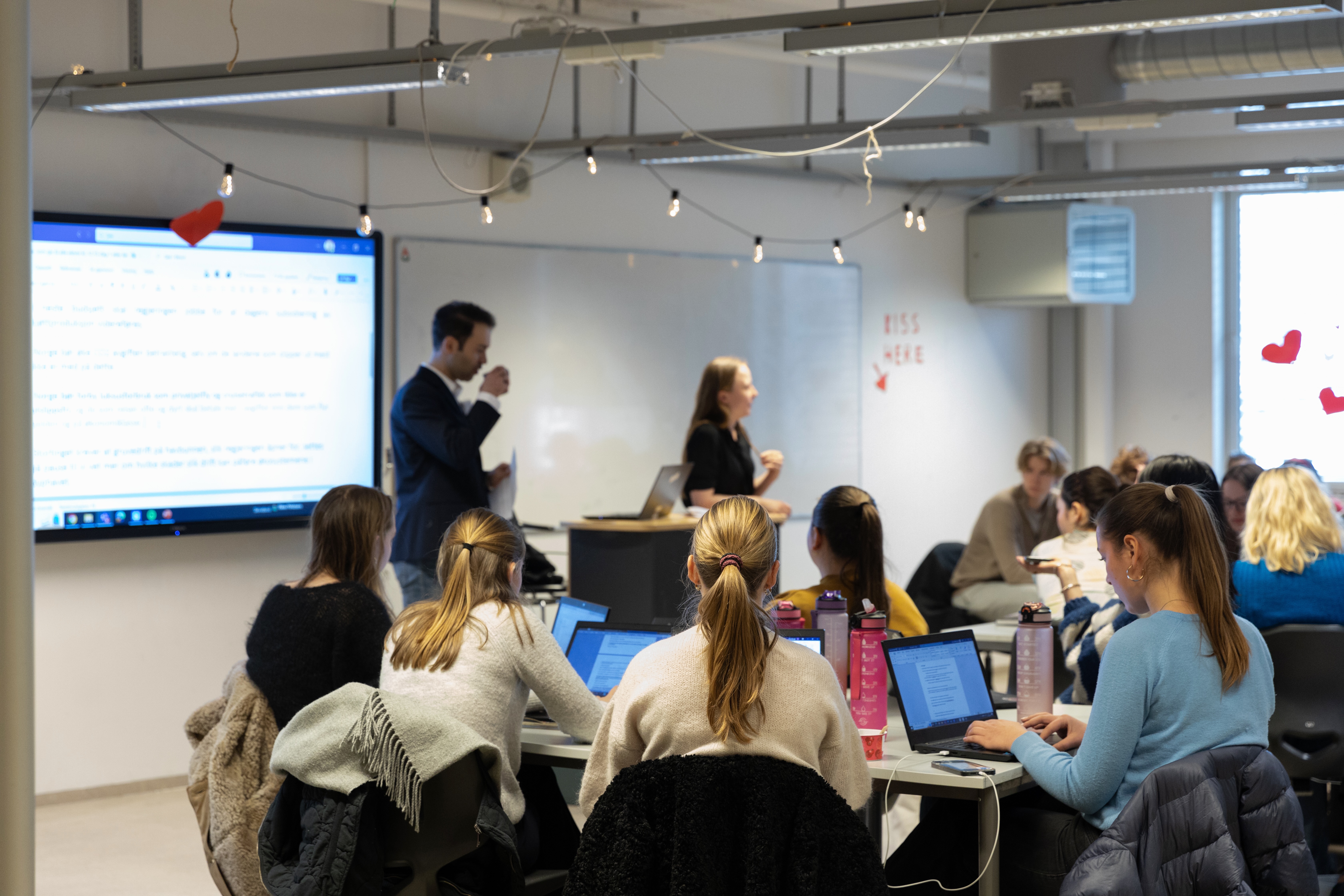 En person som holder en presentasjon for en gruppe mennesker