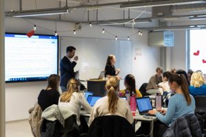 En person som holder en presentasjon for en gruppe mennesker