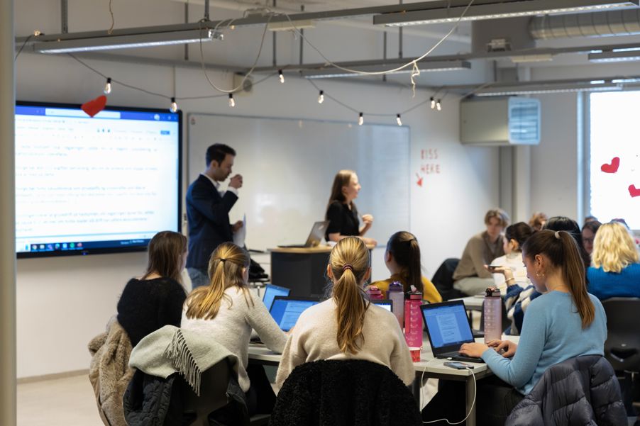 En person som holder en presentasjon for en gruppe mennesker