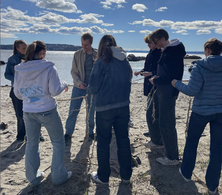 en gruppe mennesker som står på en steinete overflate
