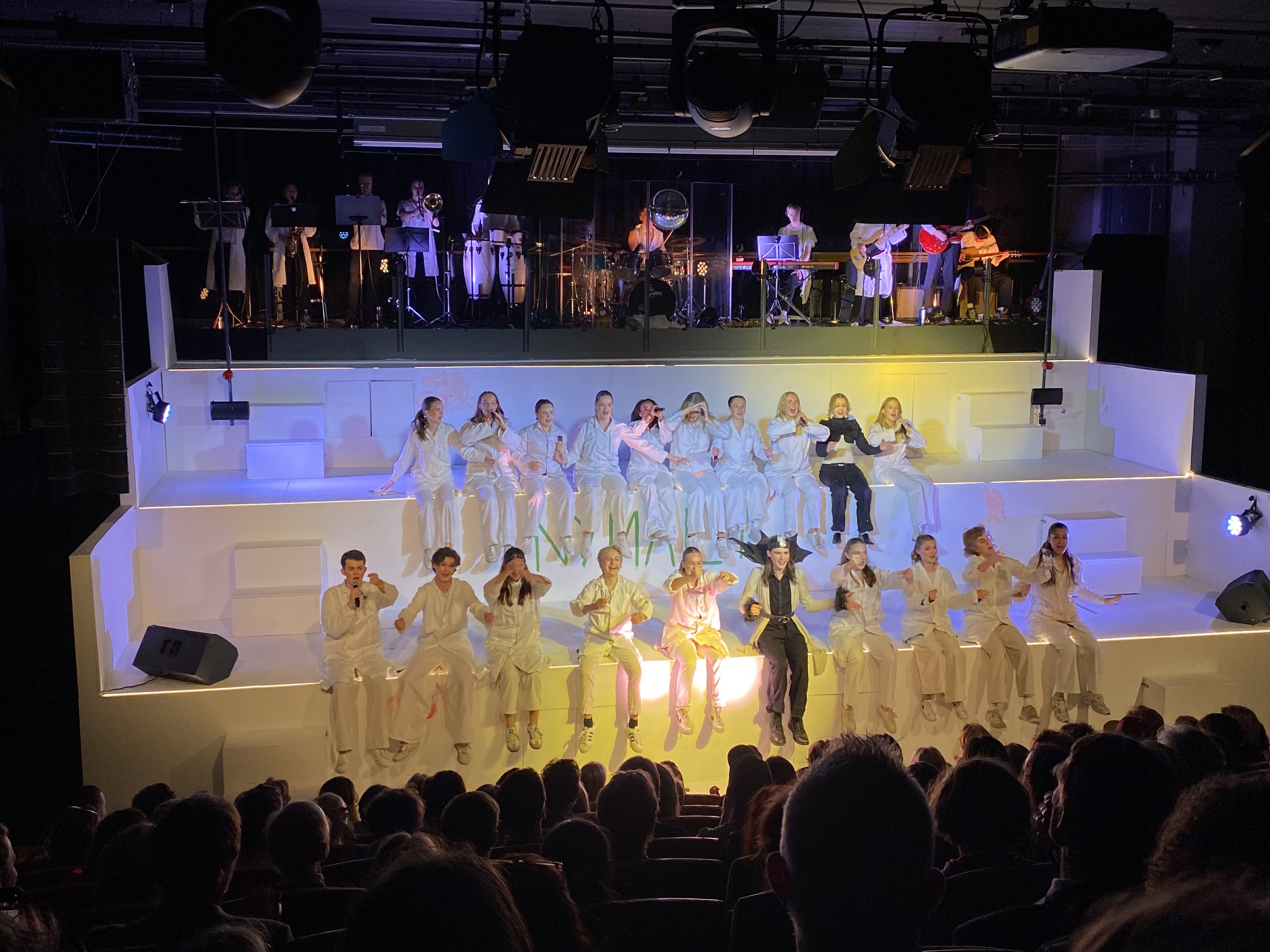 En gruppe mennesker på en scene