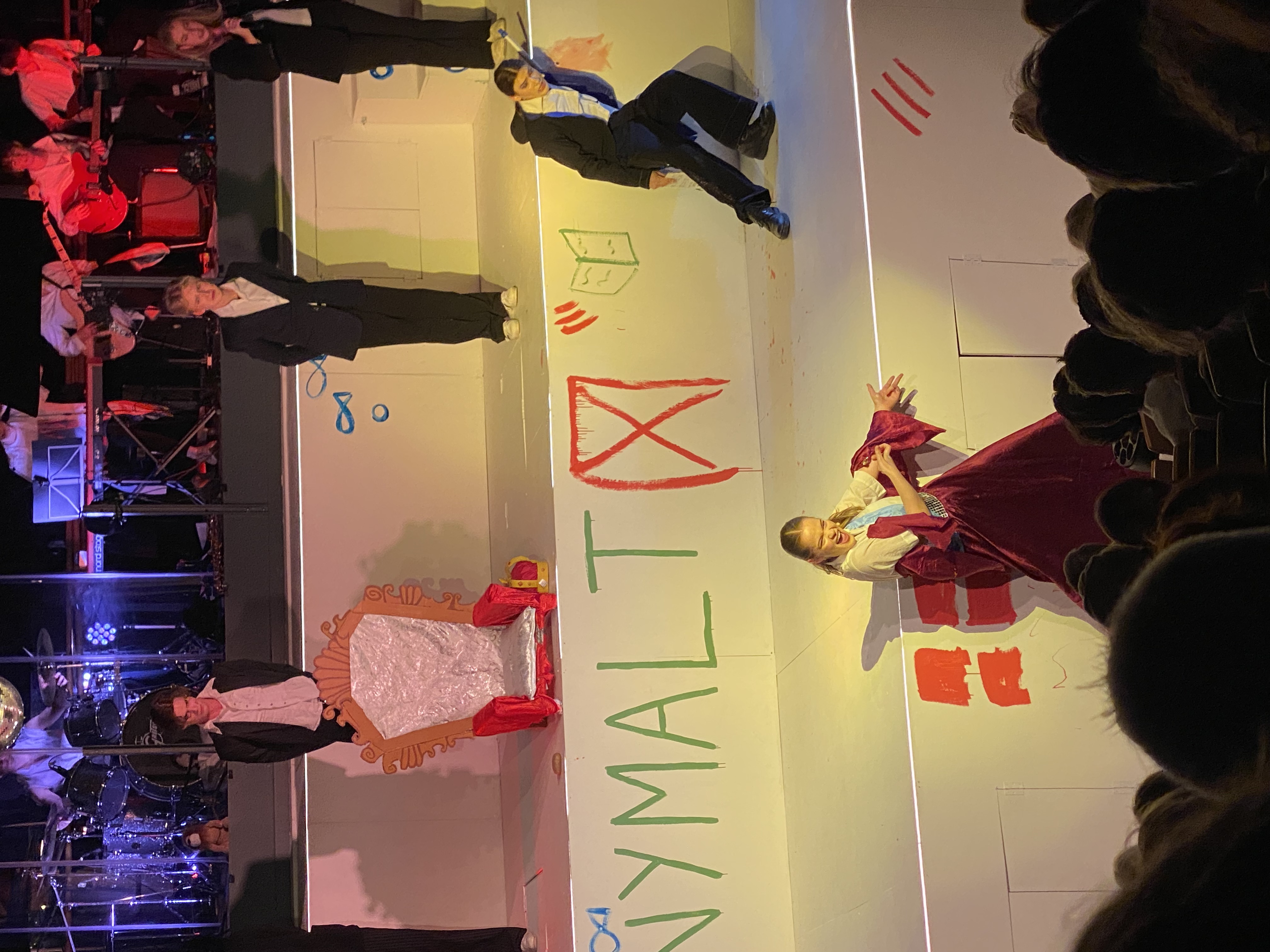 En gruppe mennesker på en scene