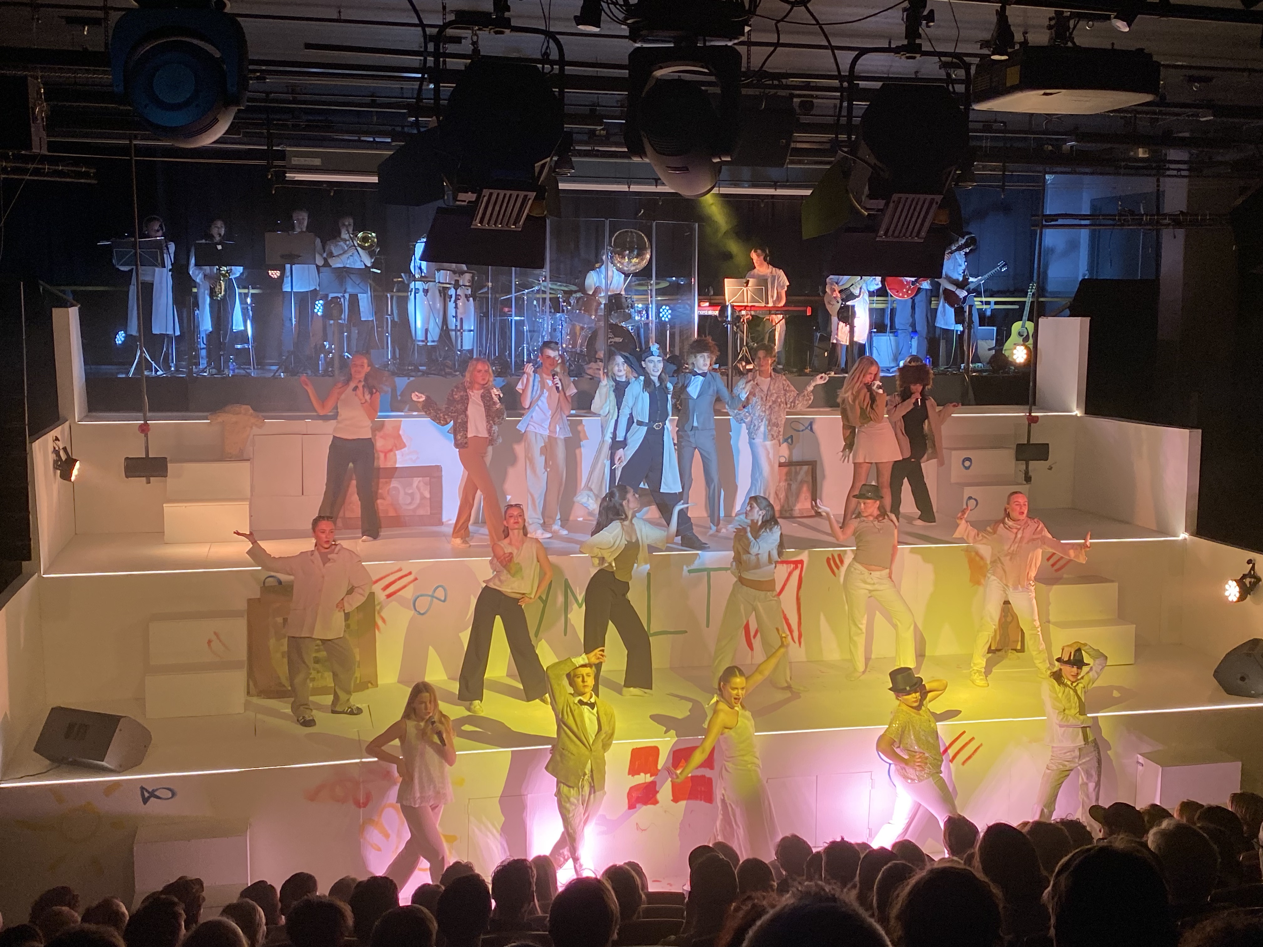 en gruppe mennesker som opptrer på en scene