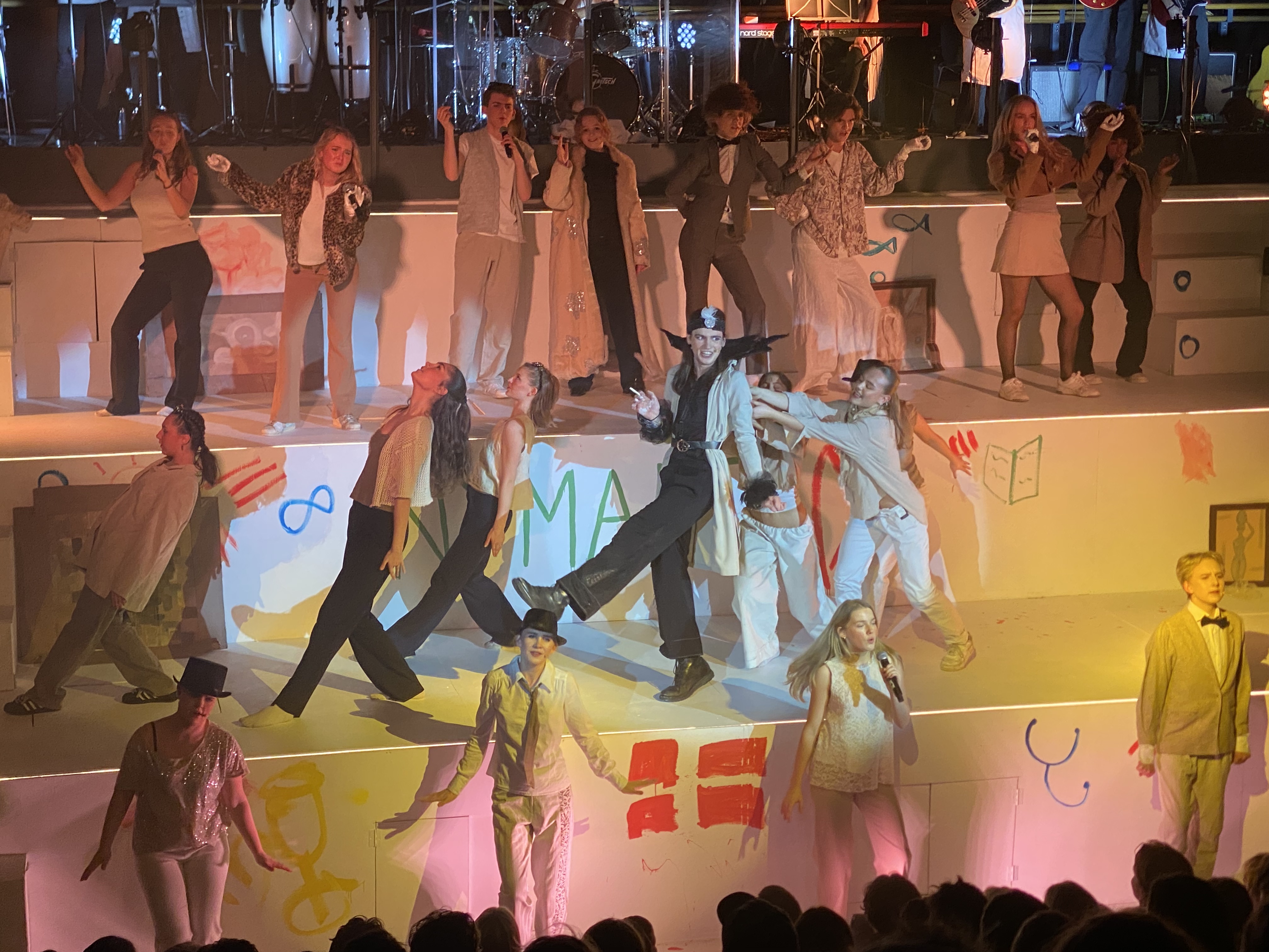 en gruppe mennesker som danser på en scene