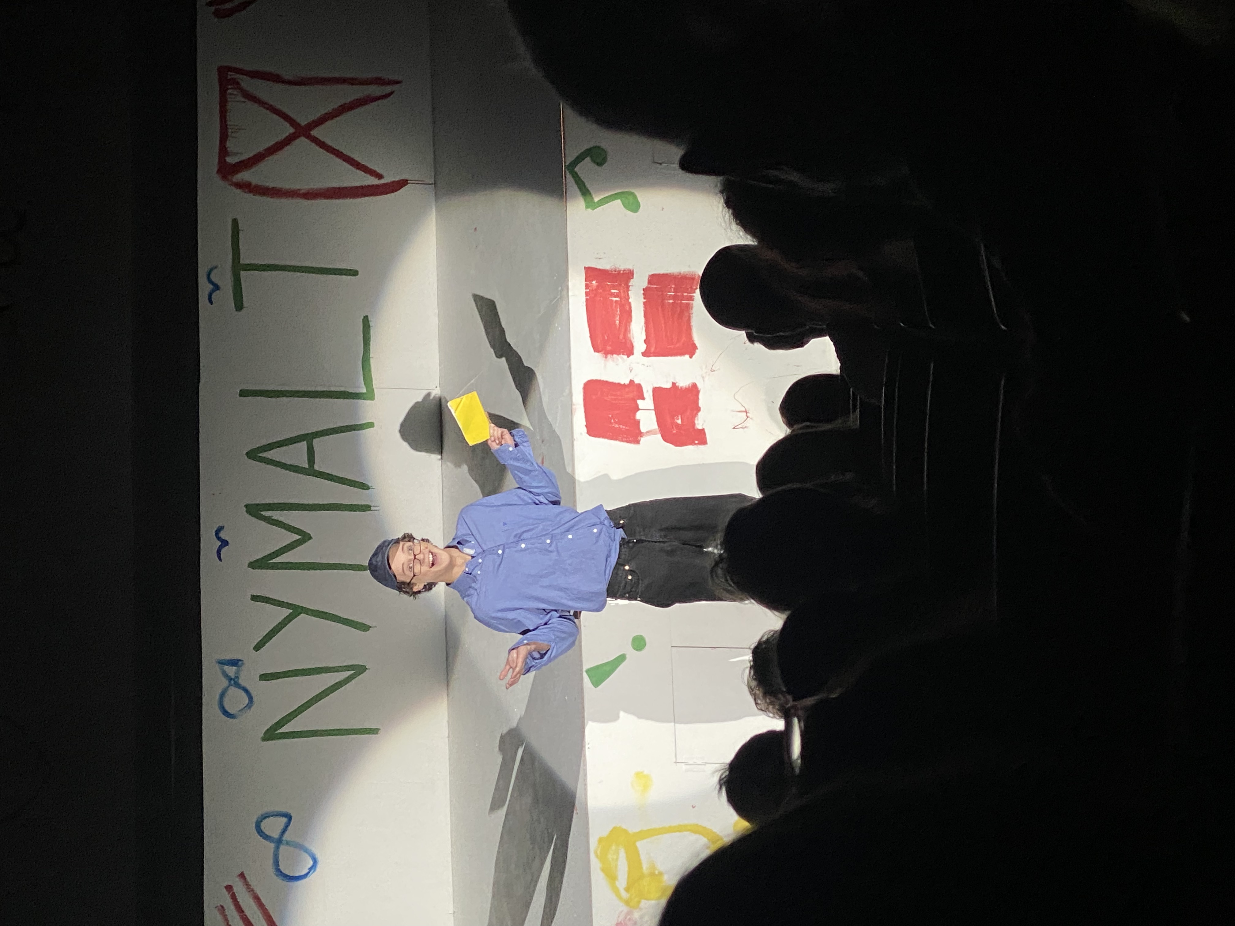 en person som står på en scene