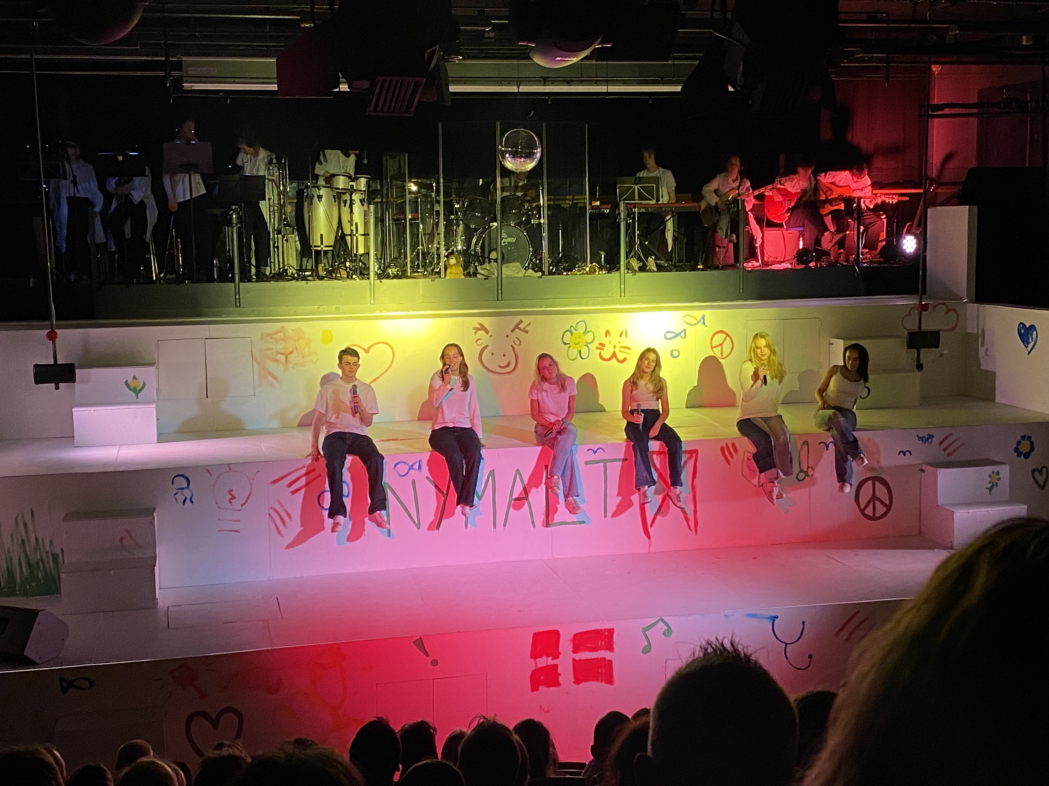 En gruppe mennesker på en scene