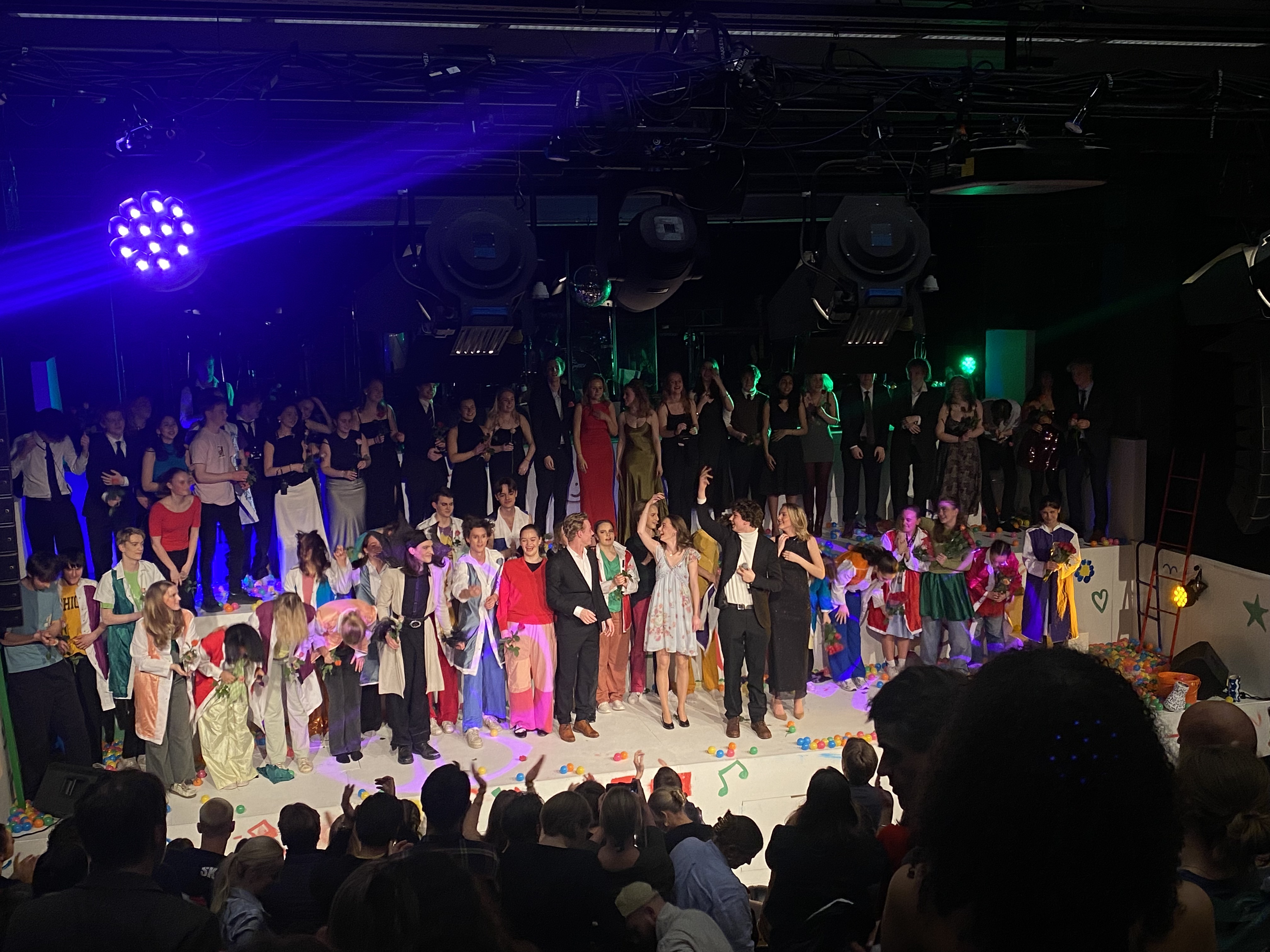 En gruppe mennesker på en scene