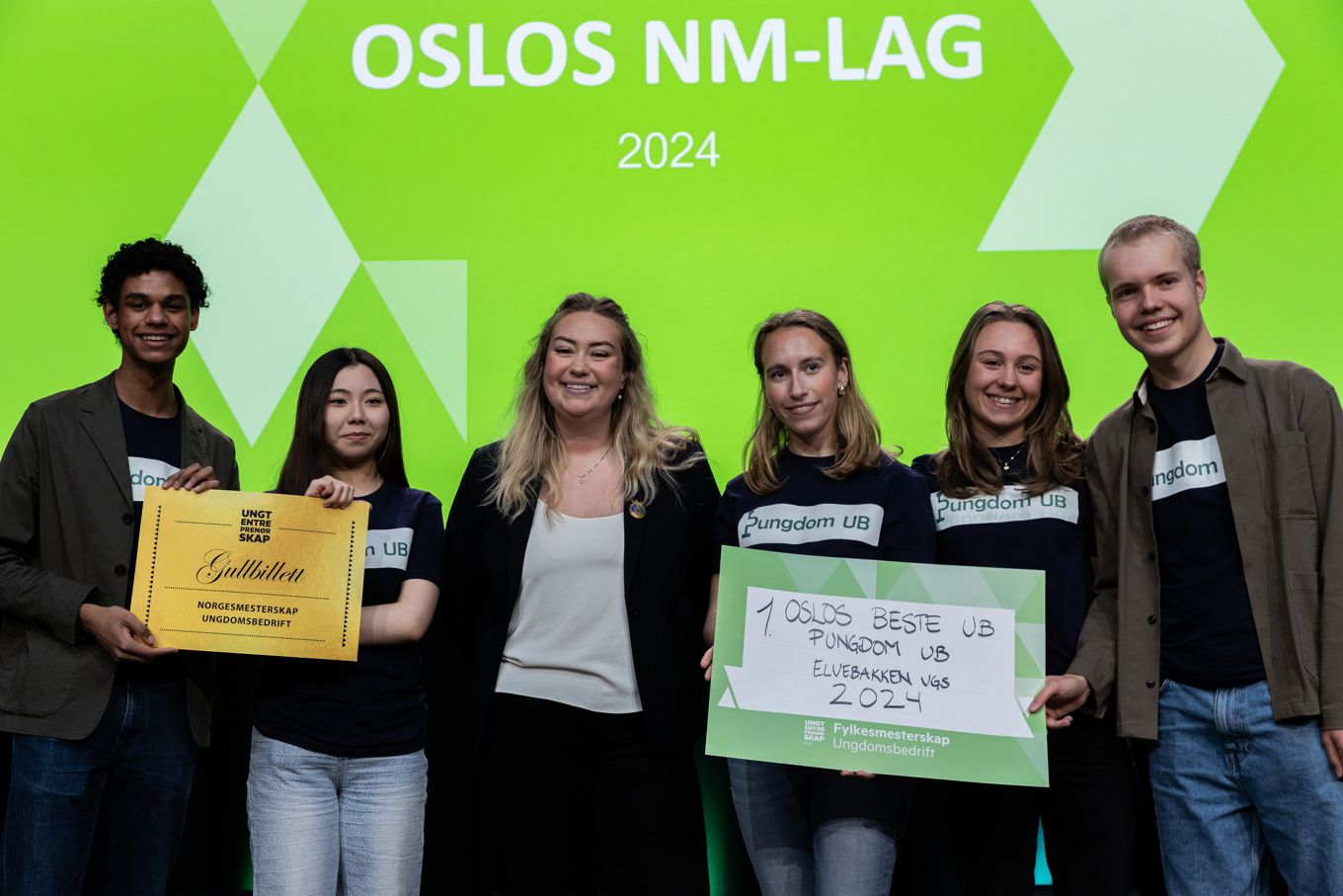 En gruppe mennesker som holder skilt