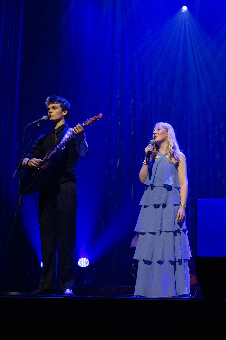 En person og person på scenen