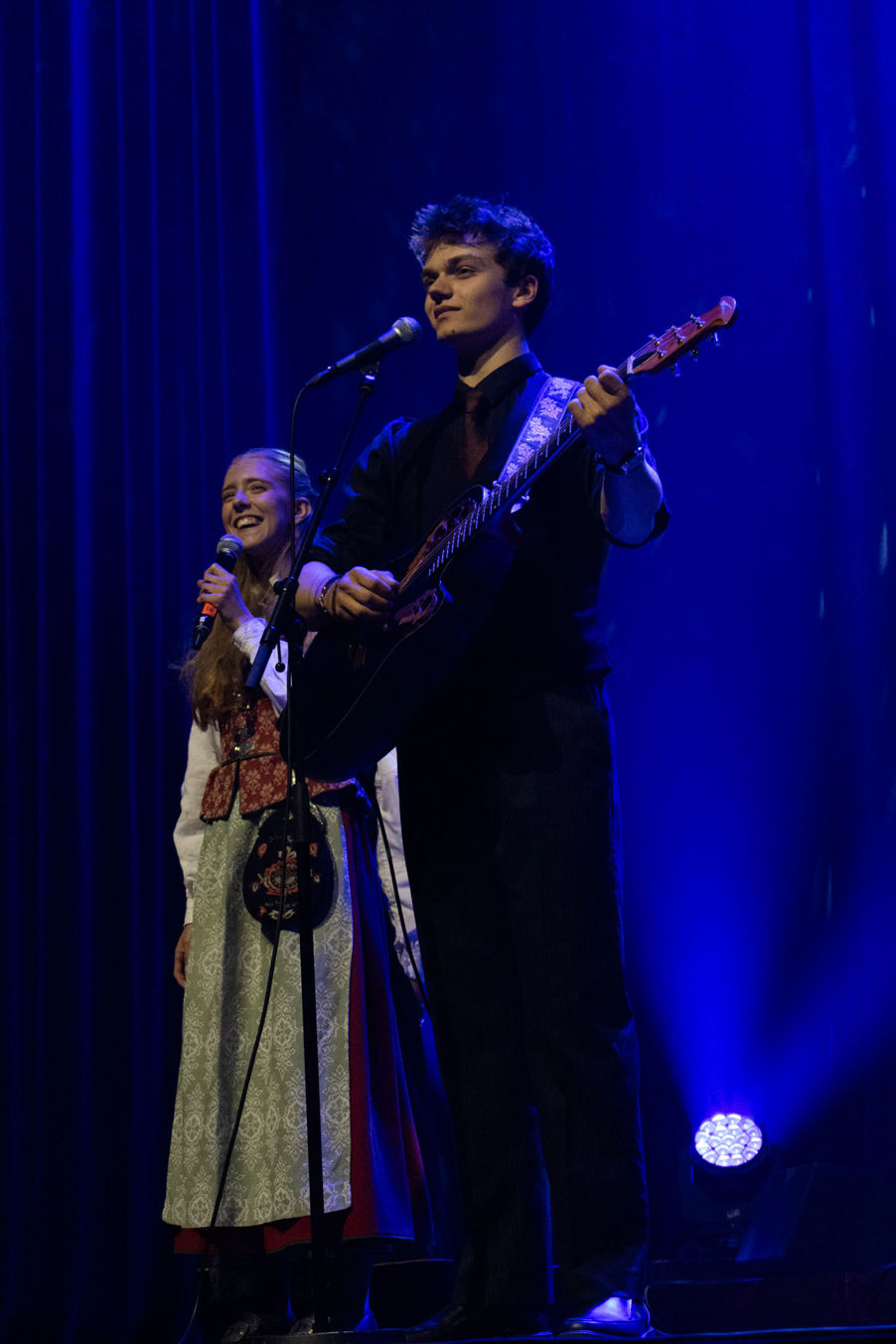 En person og person på scenen