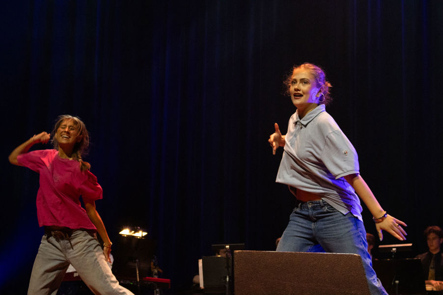 et par personr som danser på en scene