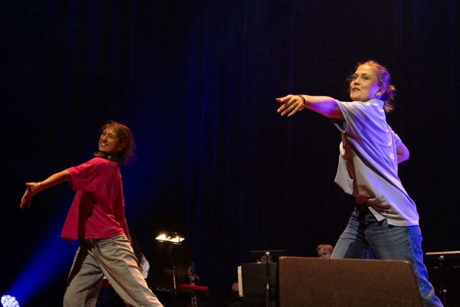 en person og en person som danser på en scene