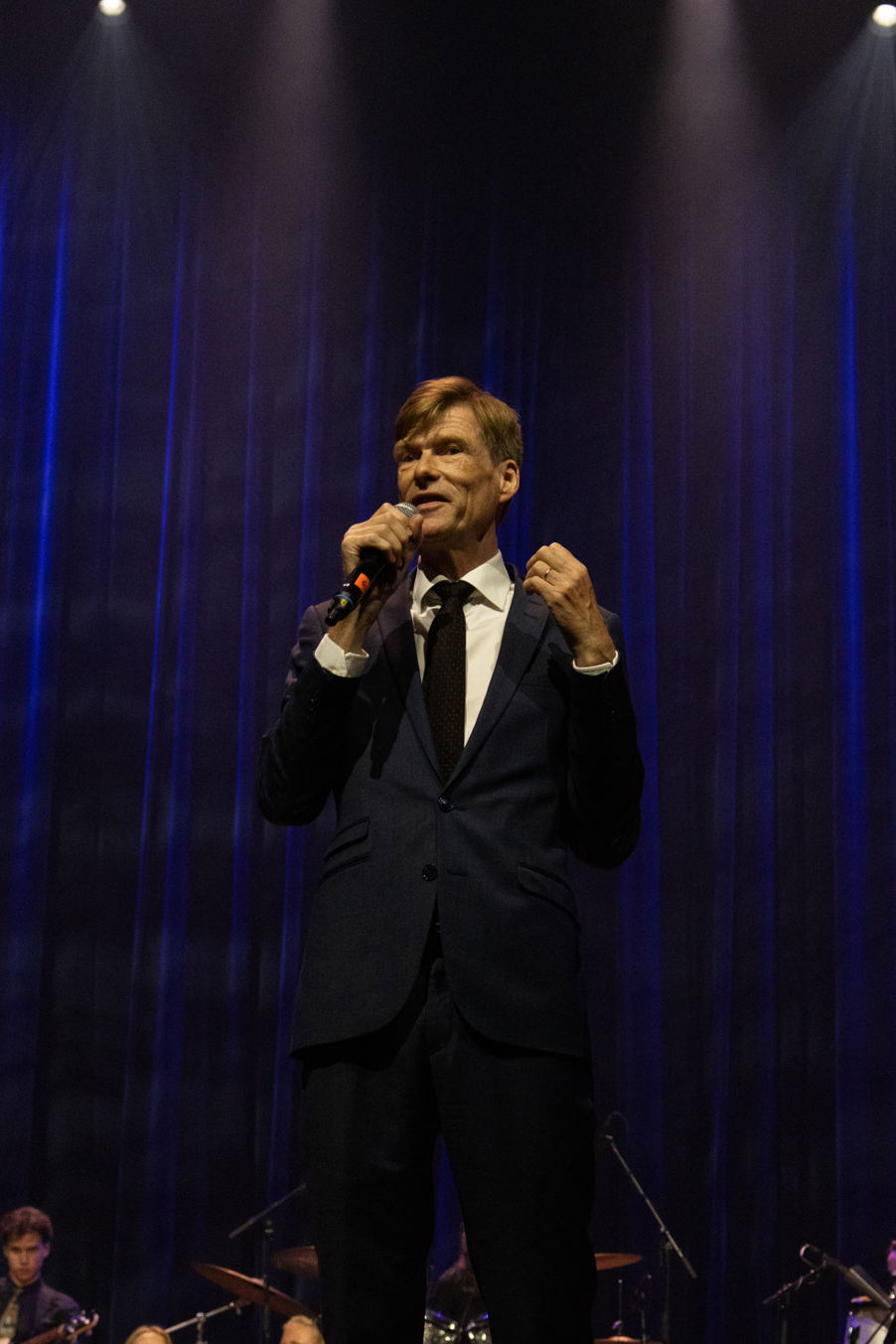 en person som holder en mikrofon