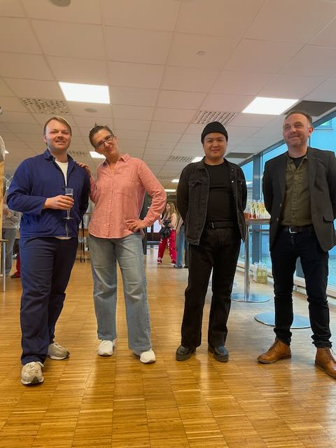 en gruppe menn som står i et rom