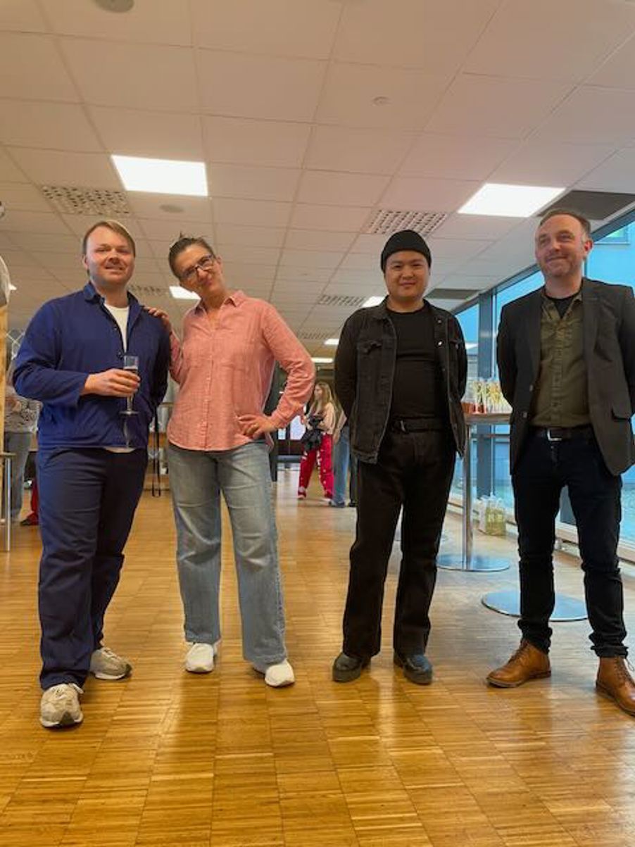 en gruppe menn som står i et rom