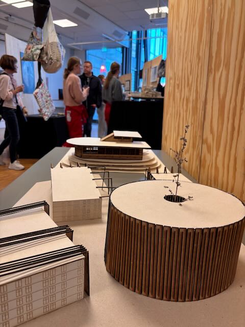 et trommesett i et rom