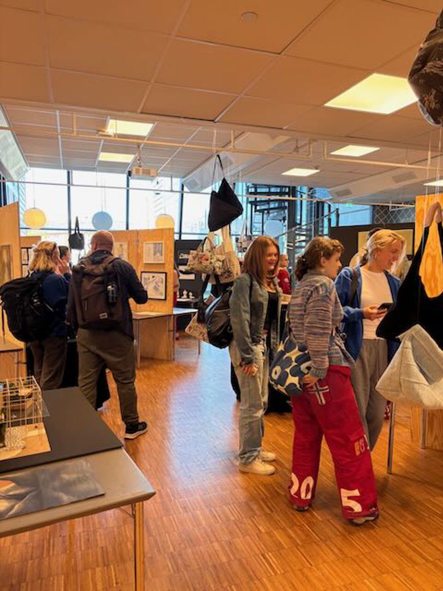 En gruppe personer i en butikk