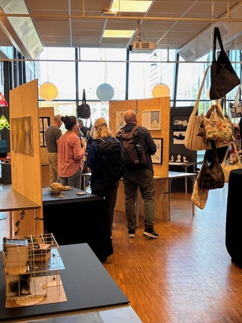 En gruppe personer i en butikk