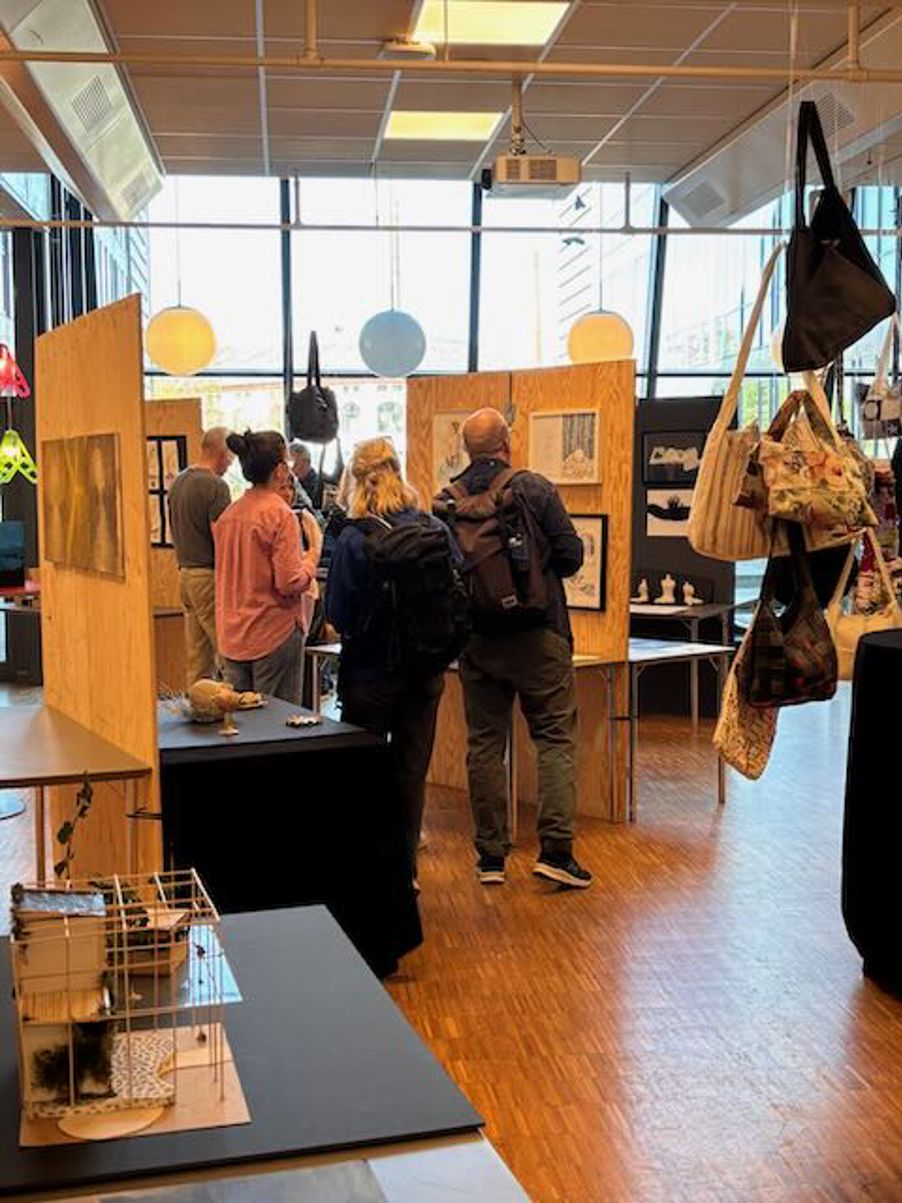 En gruppe personer i en butikk