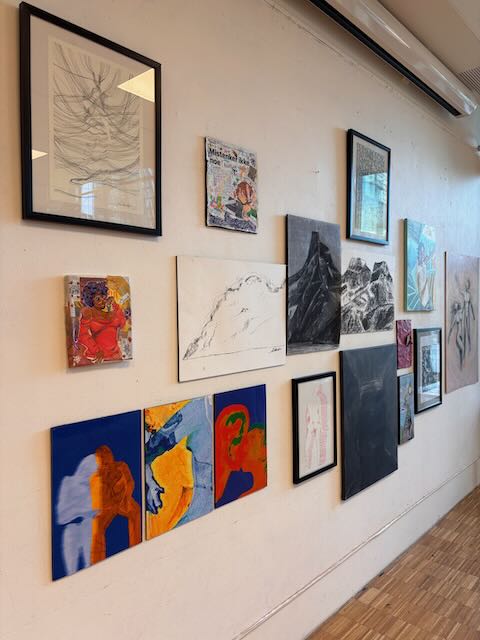 en vegg med bilder på