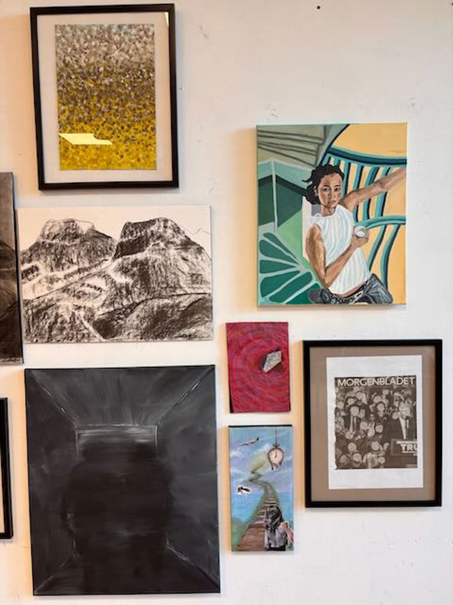 en vegg med bilder på