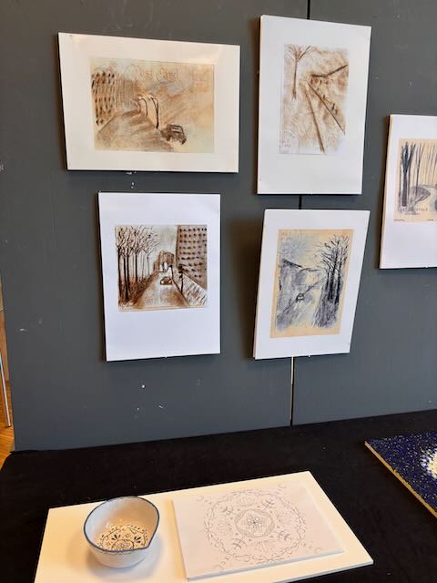 en vegg med bilder på