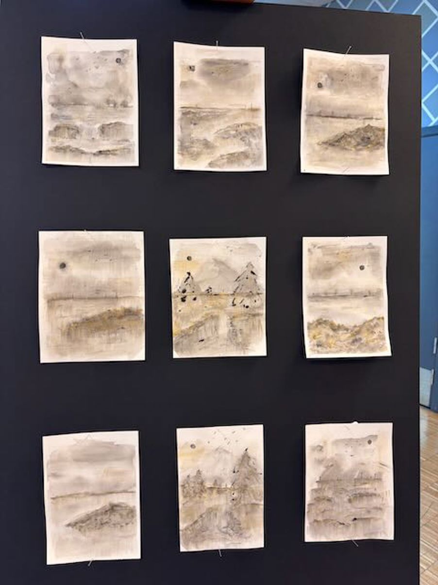 En gruppe tegninger på en svart tavle