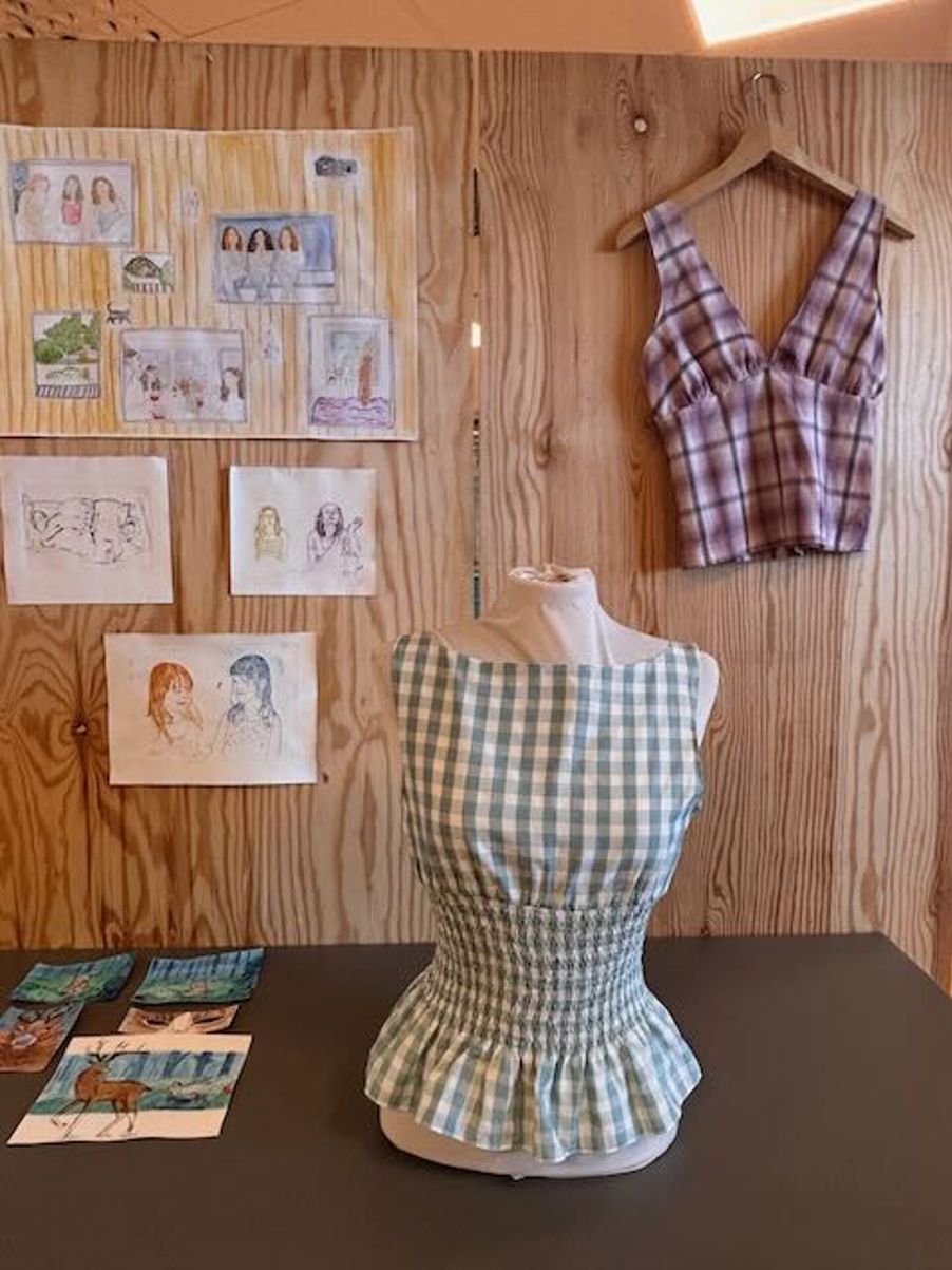 et bord med noen få klesplagg på