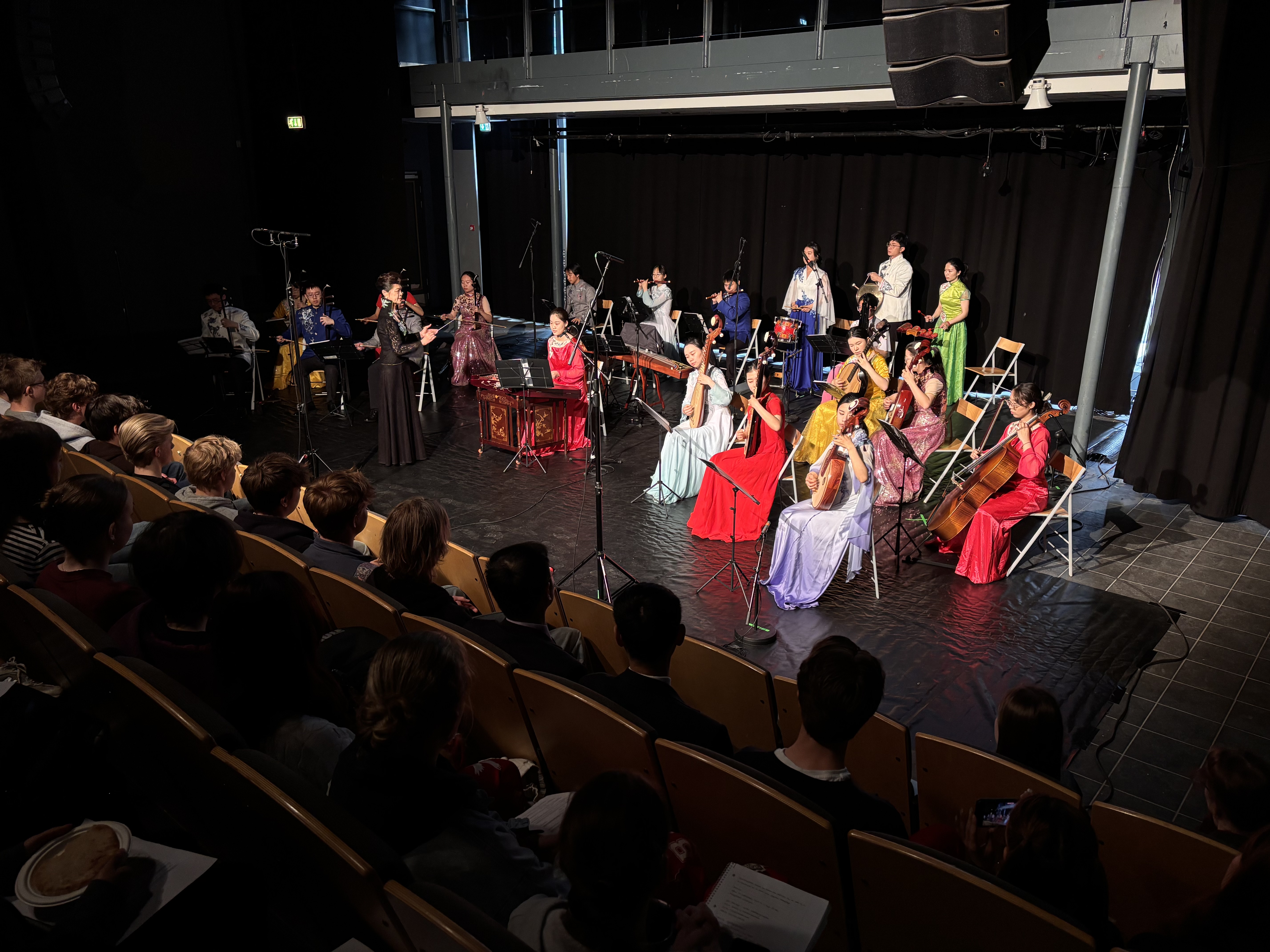 en gruppe mennesker som opptrer på scenen