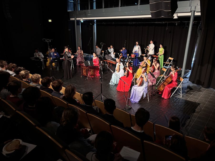 en gruppe mennesker som opptrer på scenen