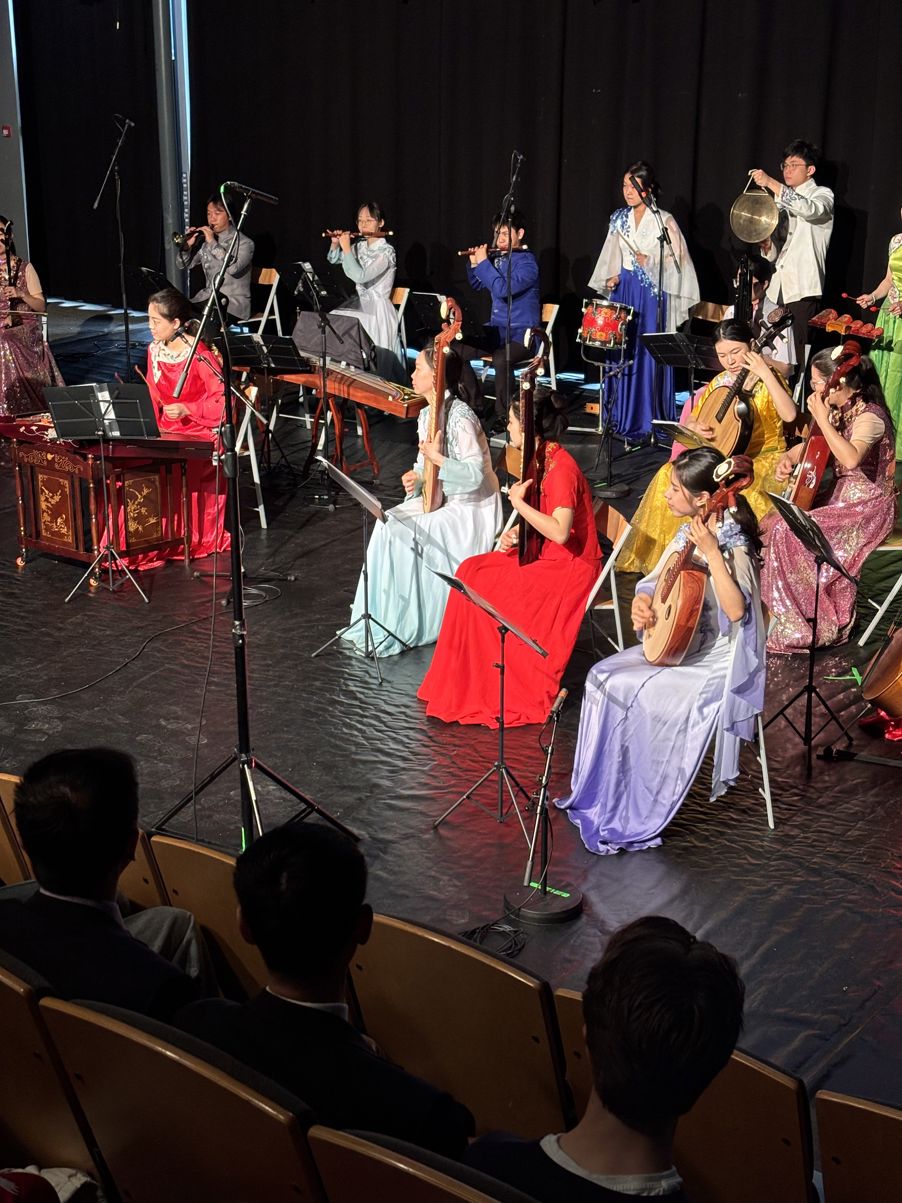 en gruppe mennesker som opptrer på scenen