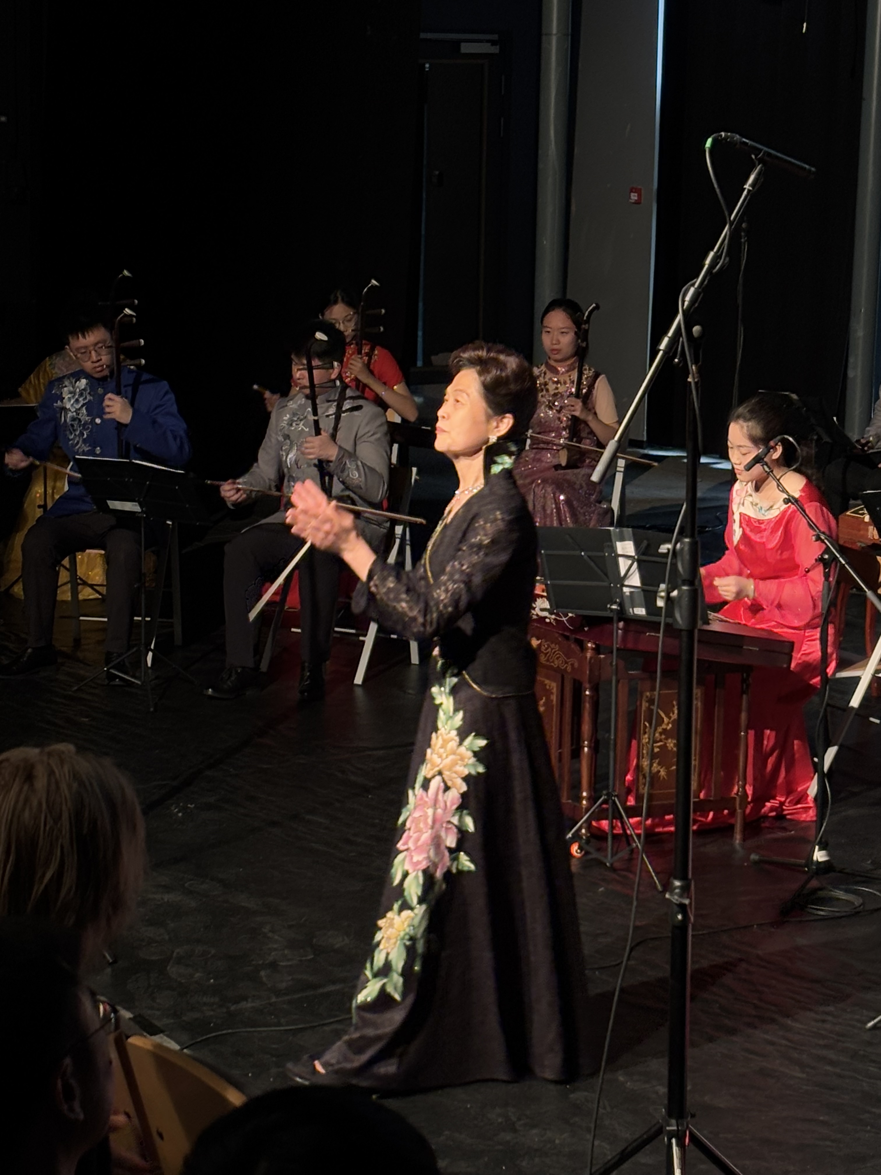 en person som spiller et musikkinstrument