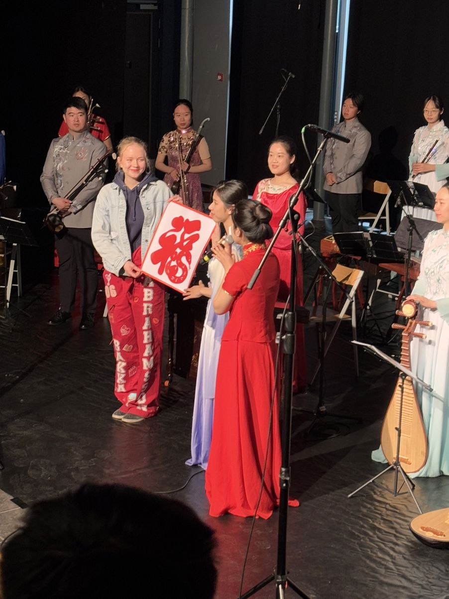 en gruppe mennesker som opptrer på scenen