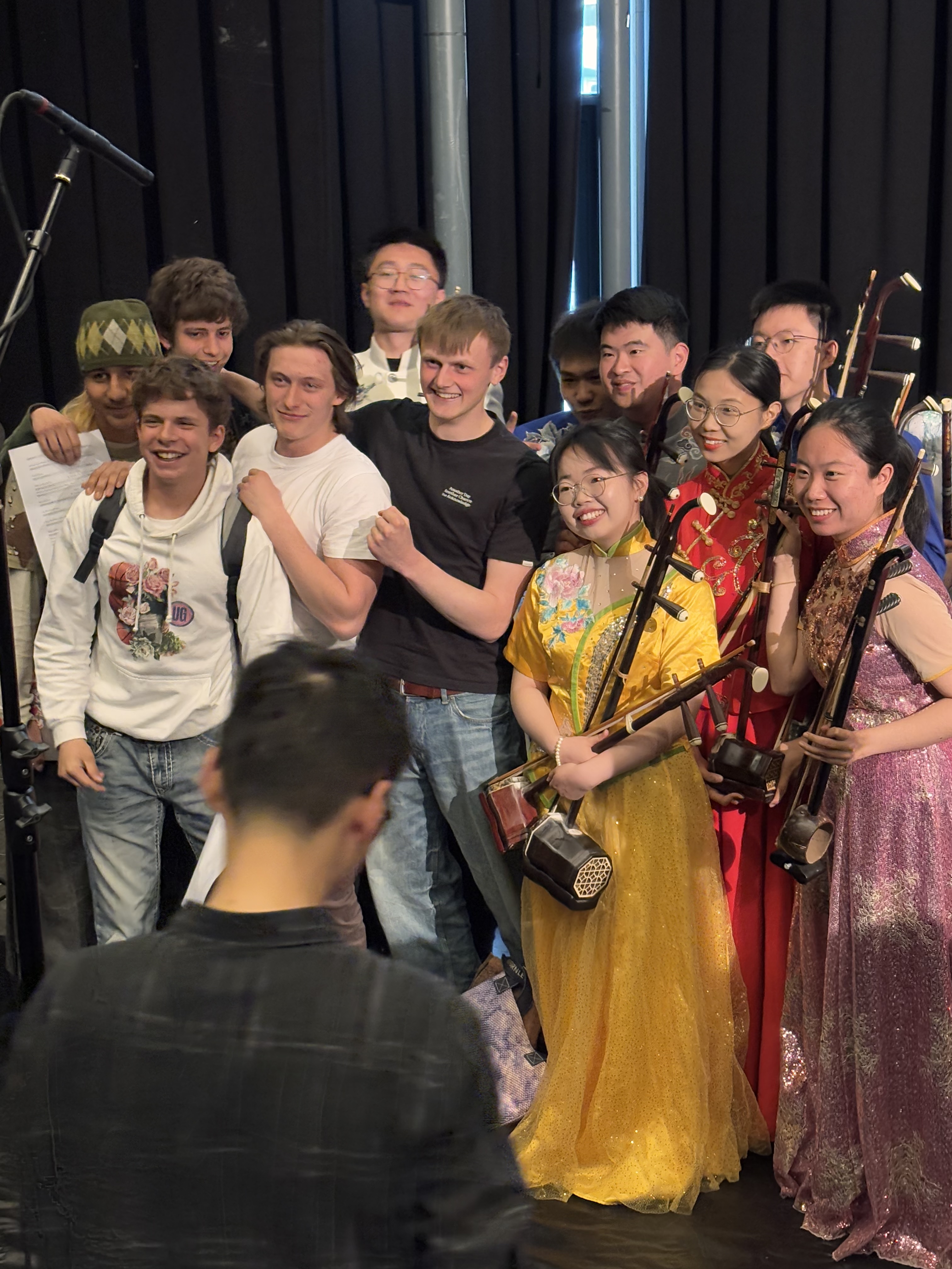 en gruppe mennesker som poserer for et bilde