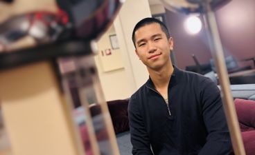 en person som sitter i en stol