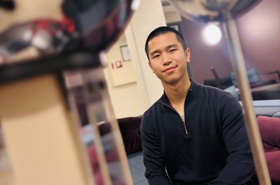 en person som sitter i en stol