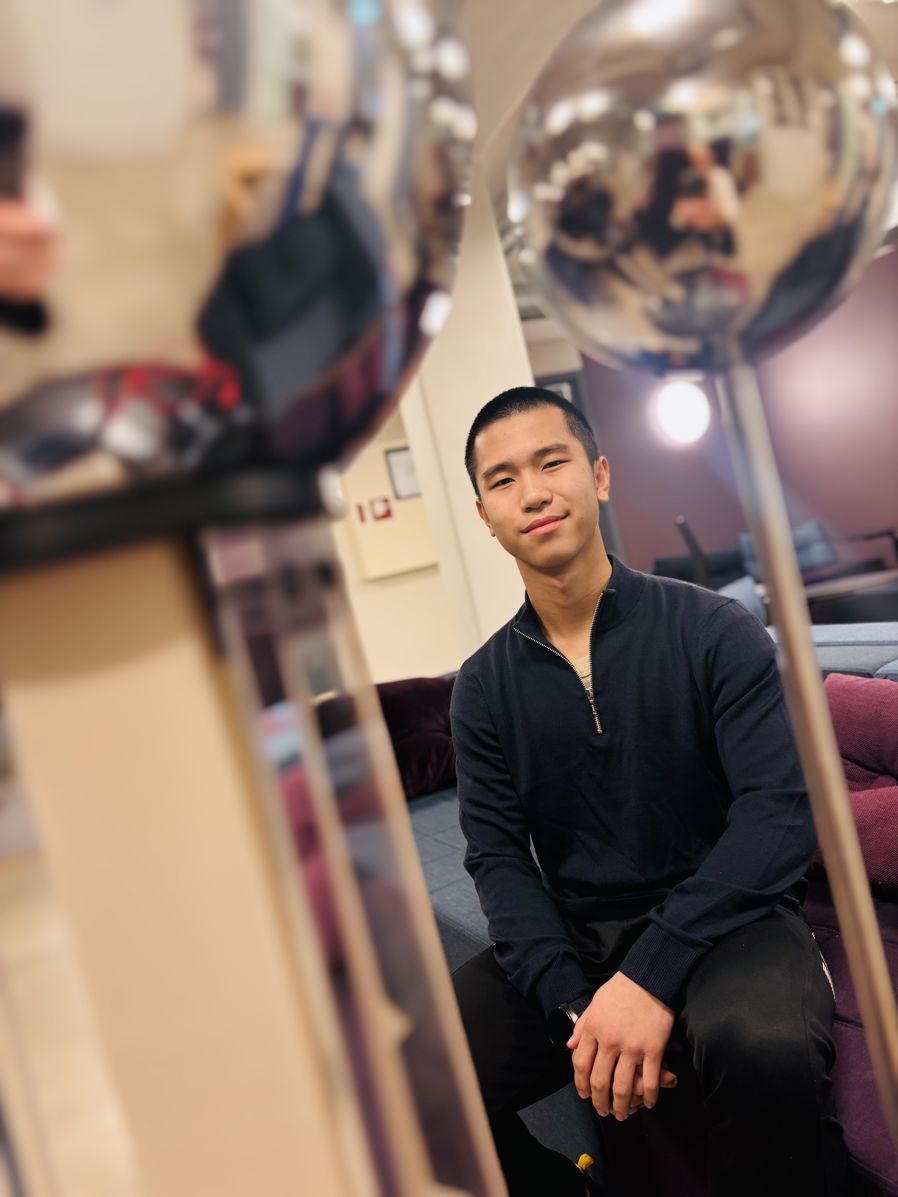 en person som sitter i en stol