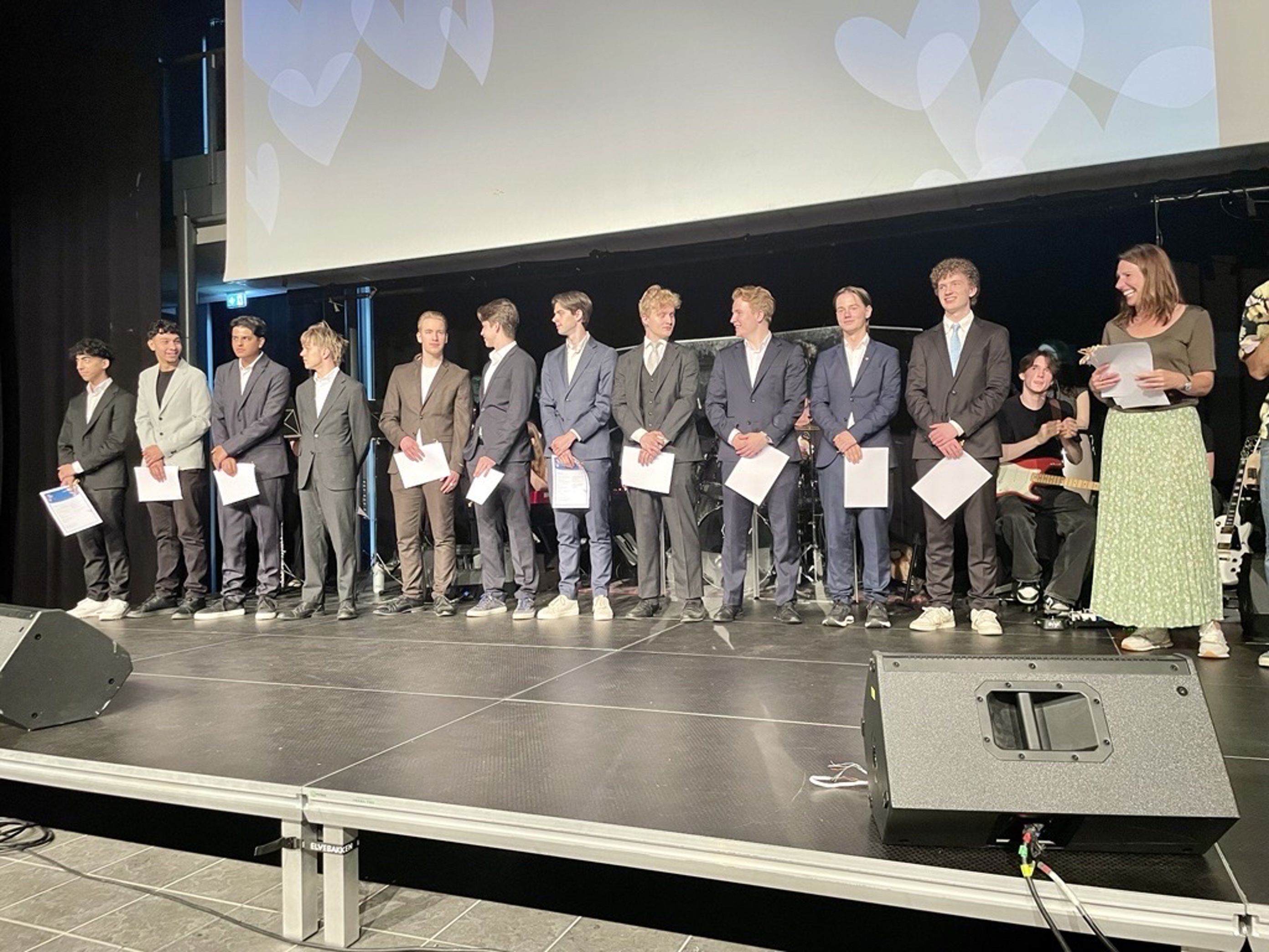 en gruppe mennesker som står på en scene