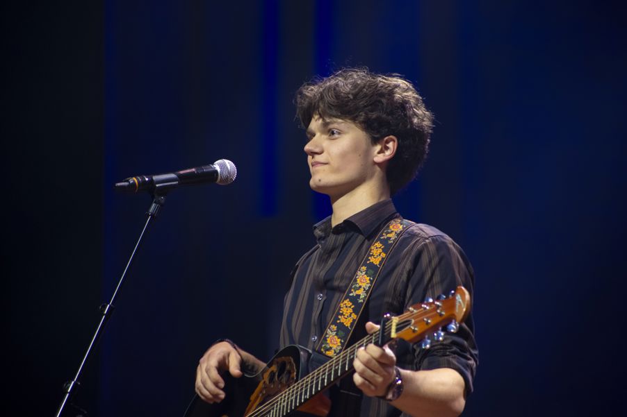 en person som spiller gitar