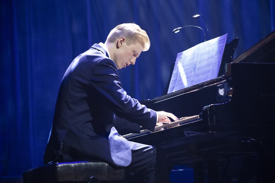 en person som spiller piano