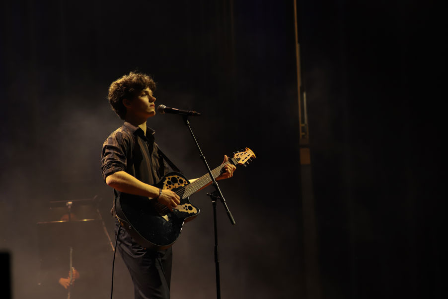 en person som spiller gitar