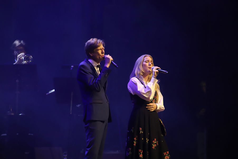 en person og en person som synger på scenen