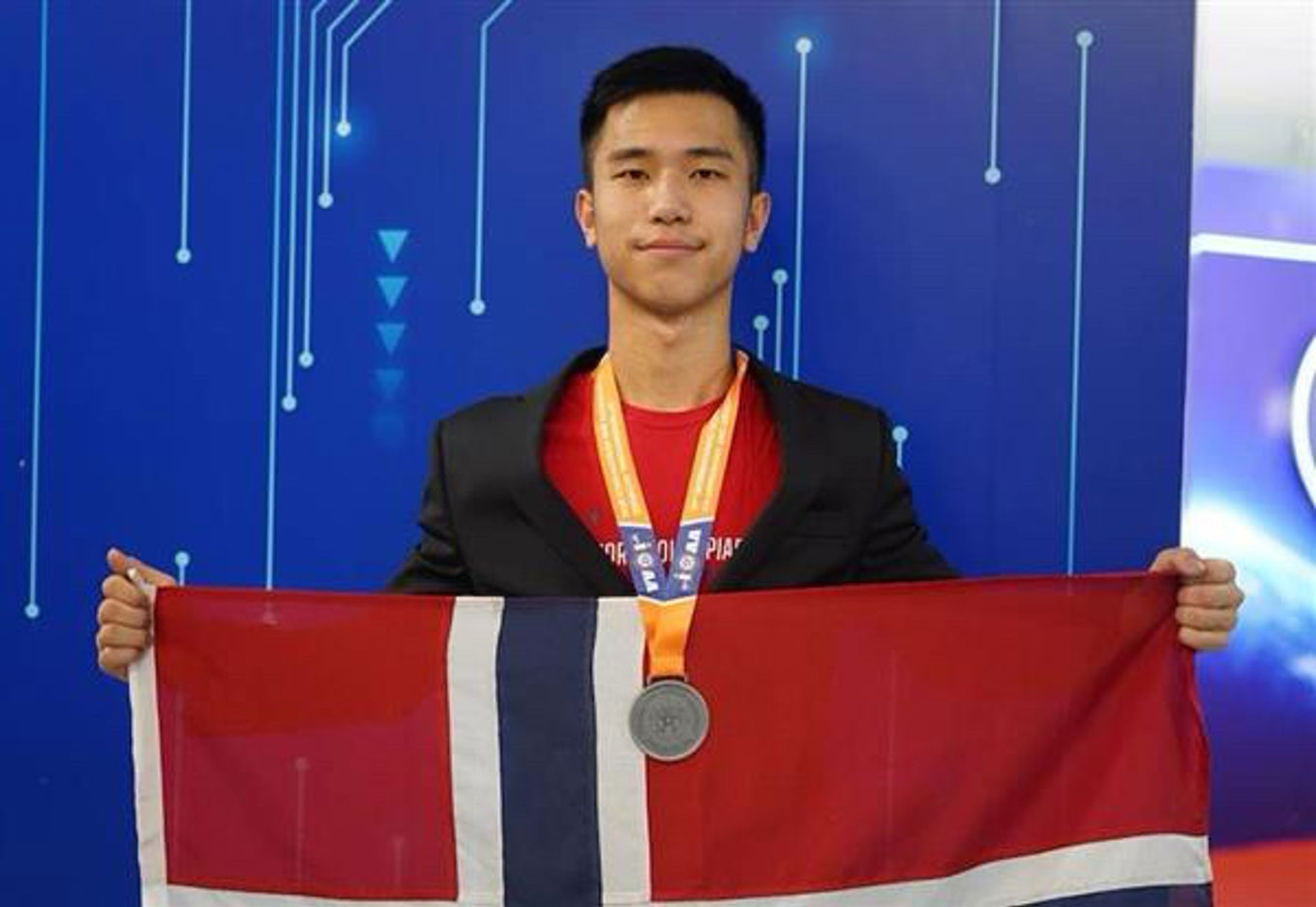 en person med en medalje