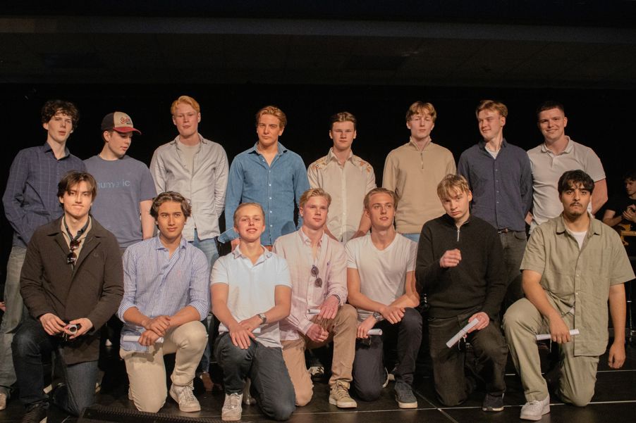 en gruppe menn poserer for et bilde