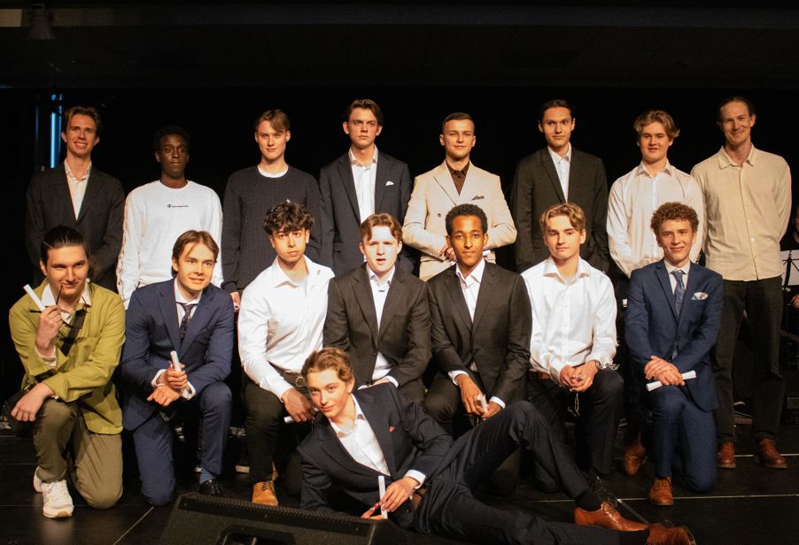 en gruppe menn poserer for et bilde