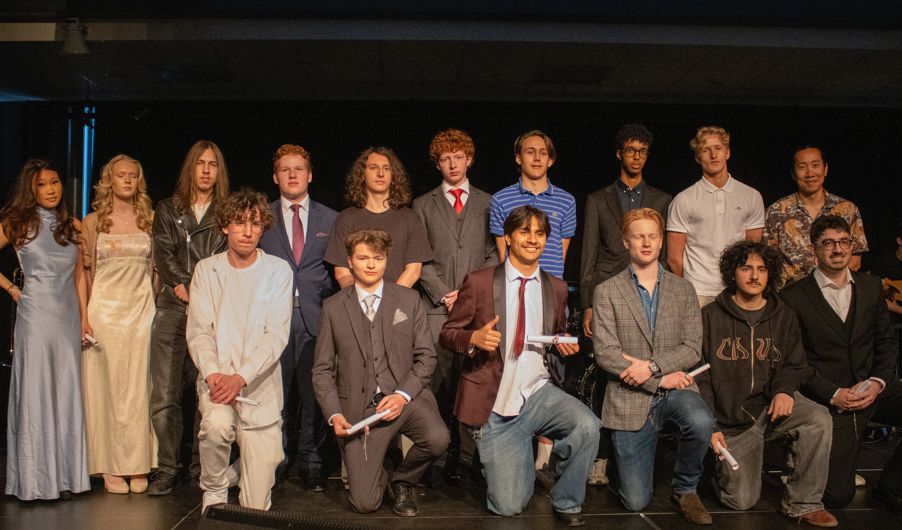 en gruppe mennesker som poserer for et bilde