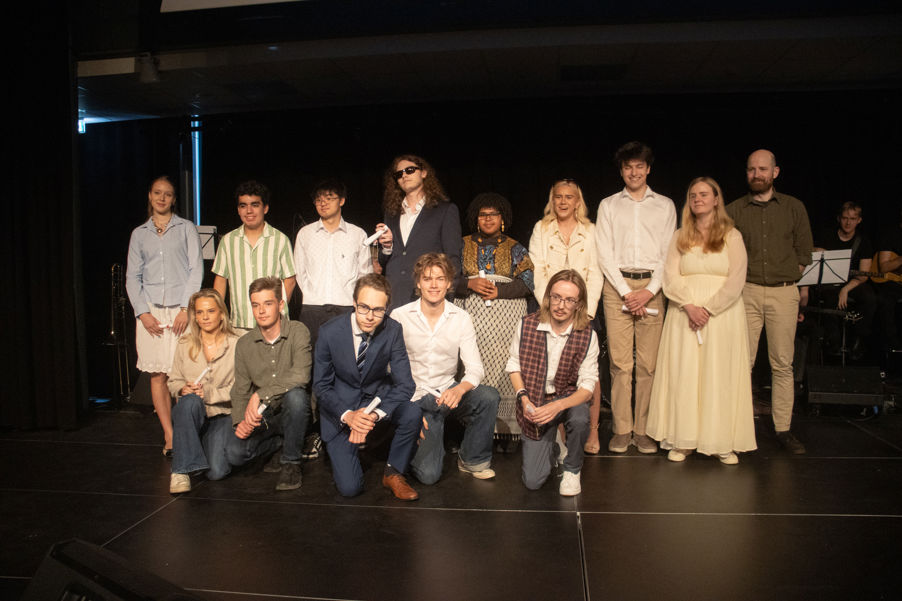 en gruppe mennesker som poserer for et bilde